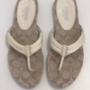 Women's Coach Signature Logo Beige Canvas Flats Sandals Thongs Flip Flops Sz 7.5